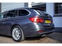 BMW 3-Serie Touring 320i Luxury Line|Pano|HUD|B48|Memory|Keyless|Trekhaak|BTW
