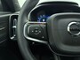 Volvo XC40 B3 177pk Plus Dark / Elektrische verstelbare stoelen / 360 graden camera / Harman kardon audio / Keyles enrty / All-season banden / 19''velgen /