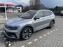 Volkswagen Tiguan 2.0 TSI 4Motion R-Line 7p 7 zits r-line in en exterieur panoramadak 20" LMV Suzuka head up display discover pro navi digital cockpit pro area view rondom zicht camera verwarmbare voorruit stoelverwarming elektrische achterklep keyless entry wegklapbare trekhaak side assist keyless entry VW Dealer onderhouden