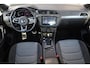 Volkswagen Tiguan 2.0 TSI 4Motion R-Line 7p 7 zits r-line in en exterieur panoramadak 20" LMV Suzuka head up display discover pro navi digital cockpit pro area view rondom zicht camera verwarmbare voorruit stoelverwarming elektrische achterklep keyless entry wegklapbare trekhaak side assist keyless entry VW Dealer onderhouden