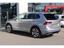 Volkswagen Tiguan 2.0 TSI 4Motion R-Line 7p 7 zits r-line in en exterieur panoramadak 20" LMV Suzuka head up display discover pro navi digital cockpit pro area view rondom zicht camera verwarmbare voorruit stoelverwarming elektrische achterklep keyless entry wegklapbare trekhaak side assist keyless entry VW Dealer onderhouden
