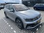 Volkswagen Tiguan 2.0 TSI 4Motion R-Line 7p 7 zits r-line in en exterieur panoramadak 20" LMV Suzuka head up display discover pro navi digital cockpit pro area view rondom zicht camera verwarmbare voorruit stoelverwarming elektrische achterklep keyless entry wegklapbare trekhaak side assist keyless entry VW Dealer onderhouden