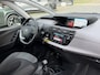 Citroën C4 Grand SpaceTourer 7-Persoons 130 Pk Benzine KGJ-74-X * Navigatie * Keyless Start * DAB Radio * Climate & Cruise Control * L.M. Velgen & Michelin * Achteruitrij Parkeer Camera * Vingerhoets; Vierde Generatie Eersteklas Service. Al meer dan 100 jaar een begrip in de Brabantse Kempen.