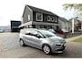 Citroën C4 Grand SpaceTourer 7-Persoons 130 Pk Benzine KGJ-74-X * Navigatie * Keyless Start * DAB Radio * Climate & Cruise Control * L.M. Velgen & Michelin * Achteruitrij Parkeer Camera * Vingerhoets; Vierde Generatie Eersteklas Service. Al meer dan 100 jaar een begrip in de Brabantse Kempen.