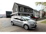 Citroën C4 Grand SpaceTourer 7-Persoons 130 Pk Benzine KGJ-74-X * Navigatie * Keyless Start * DAB Radio * Climate & Cruise Control * L.M. Velgen & Michelin * Achteruitrij Parkeer Camera * Vingerhoets; Vierde Generatie Eersteklas Service. Al meer dan 100 jaar een begrip in de Brabantse Kempen.
