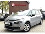 Citroën C4 Grand SpaceTourer 7-Persoons 130 Pk Benzine KGJ-74-X * Navigatie * Keyless Start * DAB Radio * Climate & Cruise Control * L.M. Velgen & Michelin * Achteruitrij Parkeer Camera * Vingerhoets; Vierde Generatie Eersteklas Service. Al meer dan 100 jaar een begrip in de Brabantse Kempen.