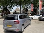 Citroën C4 Grand SpaceTourer 7-Persoons 130 Pk Benzine KGJ-74-X * Navigatie * Keyless Start * DAB Radio * Climate & Cruise Control * L.M. Velgen & Michelin * Achteruitrij Parkeer Camera * Vingerhoets; Vierde Generatie Eersteklas Service. Al meer dan 100 jaar een begrip in de Brabantse Kempen.
