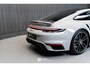Porsche 992 911 3.8 Turbo S (2023, NL) 33.375km, lift vooras, natuurleder (930-stijl), sportuitlaat, schuifdak