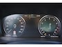 Volvo V90 T4 Momentum - IntelliSafe Assist & Surround - Navigatie - Apple® CarPlay - Android Auto - Lederen bekleding met verwarmbare voorstoelen - Elektr. bedienbare achterklep - Automatische bagageruimte afdekking - Parkeersensoren voor & achter - Automatisch dimmende binnen- & buitenspiegels - 12,3 inch bestuurdersdisplay - 18 inch LMV - Cross Traffic Alert
