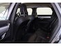 Volvo V90 T4 Momentum - IntelliSafe Assist & Surround - Navigatie - Apple® CarPlay - Android Auto - Lederen bekleding met verwarmbare voorstoelen - Elektr. bedienbare achterklep - Automatische bagageruimte afdekking - Parkeersensoren voor & achter - Automatisch dimmende binnen- & buitenspiegels - 12,3 inch bestuurdersdisplay - 18 inch LMV - Cross Traffic Alert