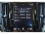 Volvo V90 T4 Momentum - IntelliSafe Assist & Surround - Navigatie - Apple® CarPlay - Android Auto - Lederen bekleding met verwarmbare voorstoelen - Elektr. bedienbare achterklep - Automatische bagageruimte afdekking - Parkeersensoren voor & achter - Automatisch dimmende binnen- & buitenspiegels - 12,3 inch bestuurdersdisplay - 18 inch LMV - Cross Traffic Alert