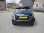 Toyota Yaris 1.5 Full Hybrid Dynamic Automaat * Rijklaarprijs incl. garantie * Cruise control * Camera * Half Leder * Stoelverwarming * Lichtmetalen velgen *