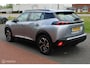 Peugeot e-2008 EV Allure 50 kWh, PDC voor/achter + Camera, App Connect, Clima, Navi, Cruise, 17 inch Lmv.