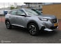 Peugeot e-2008 EV Allure 50 kWh, PDC voor/achter + Camera, App Connect, Clima, Navi, Cruise, 17 inch Lmv.