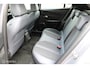 Peugeot e-2008 EV Allure 50 kWh, PDC voor/achter + Camera, App Connect, Clima, Navi, Cruise, 17 inch Lmv.