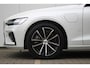 Volvo V60 T6 Plug-in hybrid AWD Plus Dark | Trekhaak | 360 graden camera | Verwarmbare voorstoelen en stuurwiel | Premium audio by Harman Kardon | Apple carplay/Android auto | Verwarmbare achterbank en voorruit