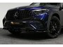 Mercedes-Benz GLC 300e 4MATIC AMG Line / GLC63s AMG diffuser / Panamericana Grille / Achterasbesturing / Panoramadak / Luchtvering / Elektr. verstelbare stoelen (memory) / Burmester 3D Surround Sound / Digital Light (laser) / HUD / Rondomzichtcamera / Apple Carplay - Android Auto / Stoelverwarming voor + achter / Ambienteverlichting / 20'' LMV / Dodehoekdetectie / Night pakket