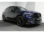 Mercedes-Benz GLC 300e 4MATIC AMG Line / GLC63s AMG diffuser / Panamericana Grille / Achterasbesturing / Panoramadak / Luchtvering / Elektr. verstelbare stoelen (memory) / Burmester 3D Surround Sound / Digital Light (laser) / HUD / Rondomzichtcamera / Apple Carplay - Android Auto / Stoelverwarming voor + achter / Ambienteverlichting / 20'' LMV / Dodehoekdetectie / Night pakket
