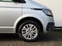 Volkswagen Transporter 2.0 TDI L2 DC Highline 150pk Automaat | Navi | Adaptive cruise control | App-Connect | Camera | LED |  Bijrijdersbank | Glaslook panelen |  Afneembare trekhaak | Betimmering |