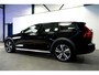 Volvo V60 Cross Country 2.0 B5 AWD 185kW/250pk Aut8 Ultimate BOWERS&WILKINS + PANORAMADAK + ADAPT.CRUISE + HEAD-UP + STOELMASSAGE + EL.TREKHAAK + STOELVERWARMING&-KOELING + 360 CAMERA + BLIS + KEYLESS ENTRY&GO + LANE ASSIST + PARKSENSOREN V&A + 19" LM-VELGEN!!