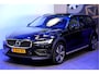 Volvo V60 Cross Country 2.0 B5 AWD 185kW/250pk Aut8 Ultimate BOWERS&WILKINS + PANORAMADAK + ADAPT.CRUISE + HEAD-UP + STOELMASSAGE + EL.TREKHAAK + STOELVERWARMING&-KOELING + 360 CAMERA + BLIS + KEYLESS ENTRY&GO + LANE ASSIST + PARKSENSOREN V&A + 19" LM-VELGEN!!
