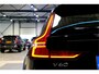 Volvo V60 Cross Country 2.0 B5 AWD 185kW/250pk Aut8 Ultimate BOWERS&WILKINS + PANORAMADAK + ADAPT.CRUISE + HEAD-UP + STOELMASSAGE + EL.TREKHAAK + STOELVERWARMING&-KOELING + 360 CAMERA + BLIS + KEYLESS ENTRY&GO + LANE ASSIST + PARKSENSOREN V&A + 19" LM-VELGEN!!