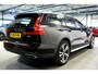 Volvo V60 Cross Country 2.0 B5 AWD 185kW/250pk Aut8 Ultimate BOWERS&WILKINS + PANORAMADAK + ADAPT.CRUISE + HEAD-UP + STOELMASSAGE + EL.TREKHAAK + STOELVERWARMING&-KOELING + 360 CAMERA + BLIS + KEYLESS ENTRY&GO + LANE ASSIST + PARKSENSOREN V&A + 19" LM-VELGEN!!