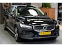 Volvo V60 Cross Country 2.0 B5 AWD 185kW/250pk Aut8 Ultimate BOWERS&WILKINS + PANORAMADAK + ADAPT.CRUISE + HEAD-UP + STOELMASSAGE + EL.TREKHAAK + STOELVERWARMING&-KOELING + 360 CAMERA + BLIS + KEYLESS ENTRY&GO + LANE ASSIST + PARKSENSOREN V&A + 19" LM-VELGEN!!