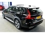 Volvo V60 Cross Country 2.0 B5 AWD 185kW/250pk Aut8 Ultimate BOWERS&WILKINS + PANORAMADAK + ADAPT.CRUISE + HEAD-UP + STOELMASSAGE + EL.TREKHAAK + STOELVERWARMING&-KOELING + 360 CAMERA + BLIS + KEYLESS ENTRY&GO + LANE ASSIST + PARKSENSOREN V&A + 19" LM-VELGEN!!