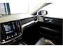 Volvo V60 Cross Country 2.0 B5 AWD 185kW/250pk Aut8 Ultimate BOWERS&WILKINS + PANORAMADAK + ADAPT.CRUISE + HEAD-UP + STOELMASSAGE + EL.TREKHAAK + STOELVERWARMING&-KOELING + 360 CAMERA + BLIS + KEYLESS ENTRY&GO + LANE ASSIST + PARKSENSOREN V&A + 19" LM-VELGEN!!