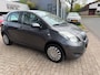 Toyota Yaris 1.0 VVTi Acces 5 deurs,l airco, elec pakket apk t/m 11-2026, 161.000 km dealer onderhouden, rijd perfect, nette auto