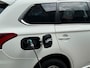 Mitsubishi Outlander 2.4 PHEV Pure / 1E EIGENAAR / APPLE CAR PLAY / STOELVERWARMING / CRUISE / ECC / NL-AUTO / TREKHAAK / CAMERA