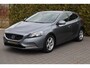 Volvo V40 1.6 D2 Momentum 🚗1e eigenaar 👤 | Dealer onderhouden ✔️ | Navi 🧭 | Cruise 🚗 | ECC ❄️ | Volvo veiligheid 🔒📸 | Dubbele uitlaten