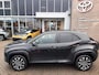 Toyota Yaris Cross 1.5 Hybrid 115 First Edition APPLE/ANDROID STOEL/STUURVERWARMING NAVI AD-CRUISE PRIVACY-GLASS 17"LM-VELGEN