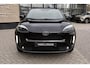 Toyota Yaris Cross 1.5 Hybrid 115 First Edition APPLE/ANDROID STOEL/STUURVERWARMING NAVI AD-CRUISE PRIVACY-GLASS 17"LM-VELGEN
