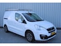 Peugeot Partner 120 1.6 BlueHDi 75 L1 Premium Pack | Incl. 12 maanden garantie | RVS imperiaal | Airco | Cruise control | Trekhaak | Elektrische ramen | Parkeersensoren | Tussenschot | Mistlampen voor | Schuifdeur rechts | Lat om lat betimmering |