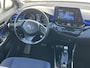 Toyota C-HR / C-HR+ 1.8 Hybrid Bi-Tone Plus / JBL Audio / Trekhaak / Adaptief Cruise Control / Achteruitrijcamera / Climate Control / Navigatie / Parkeersensoren / 18'' LM Velgen /