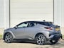 Toyota C-HR / C-HR+ 1.8 Hybrid Bi-Tone Plus / JBL Audio / Trekhaak / Adaptief Cruise Control / Achteruitrijcamera / Climate Control / Navigatie / Parkeersensoren / 18'' LM Velgen /