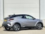 Toyota C-HR / C-HR+ 1.8 Hybrid Bi-Tone Plus / JBL Audio / Trekhaak / Adaptief Cruise Control / Achteruitrijcamera / Climate Control / Navigatie / Parkeersensoren / 18'' LM Velgen /