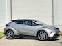Toyota C-HR / C-HR+ 1.8 Hybrid Bi-Tone Plus / JBL Audio / Trekhaak / Adaptief Cruise Control / Achteruitrijcamera / Climate Control / Navigatie / Parkeersensoren / 18'' LM Velgen /