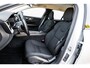 Volvo V60 2.0 B3 Momentum Advantage | Adaptieve Cruise Control | Parkeercamera | Stoel-/Stuurverwarming | Navigatie | Apple CarPlay & Android Auto | 17" Lichtmetalen Velgen |