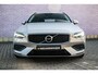 Volvo V60 2.0 B3 Momentum Advantage | Adaptieve Cruise Control | Parkeercamera | Stoel-/Stuurverwarming | Navigatie | Apple CarPlay & Android Auto | 17" Lichtmetalen Velgen |