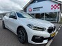 BMW 1-Serie 118i High Executive. RIJKLAARPRIJS! TREKHAAK/AUTOMAAT/SPORTSTOELEN