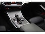 BMW 3-Serie 330iA M-SPORT High Executive Dravitgrau SCHUIFDAK | FULL LED | CAMERA | CARPLAY | STUUR+STOELVERW | NAVI | BLINDSPOT | DAB | LMV 19''
