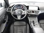 BMW 3-Serie 318i Luxury Line | Sportstoelen | Leder | Carplay | Live Cockpit | Sfeerverlichting | Trekhaak | Parkeerhulp | Climate control | Full LED | Cruise control | Bluetooth