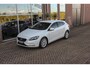 Volvo V40 2.0 D2 Momentum | NL auto | Sportstuur | Cruise control | Bluetooth | Navigatie | Climate control | Stoelverwarming | 17 inch | Origineel | Parkeersensoren | Trekhaak