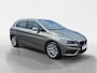 BMW 2-Serie Active Tourer 220i High Executive | Trekhaak | Navigatie | Cruise Control | Bluetooth | Panoramadak | Elektr. achterklep | Voorstoelen verwarmd | 12 maanden garantie!