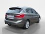 BMW 2-Serie Active Tourer 220i High Executive | Trekhaak | Navigatie | Cruise Control | Bluetooth | Panoramadak | Elektr. achterklep | Voorstoelen verwarmd | 12 maanden garantie!