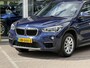 BMW X1 sDrive20i High Executive | NAP | Trekhaak | Cruise adaptief | Stoelverwarming | LED | Achteruitrijcamera | Climate Control | Heads-up display | Elektrisch glazen panorama-dak |