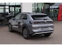 Volkswagen T-Roc 1.5 eTsi Life First Edition 116PK / 85kW DSG, Achteruitrijcamera (rear view), parkeersensoren voor en achter (pdc), adaptieve cruise control (acc), navigatie, digital cockpit pro, multifunctioneel lederen stuurwiel, koplampverlichting LED, grootlichtassistent (Light Assist), spraakbediening, keyless start, privacy glas, draadloos Apple Carplay & Android Auto, DAB+, 17" 'Lima' LMV etc.